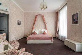 Гостиница Кравт Отель Санкт-Петербург Люкс с двуспальной кроватью «king-size», балконом, джакузи-1